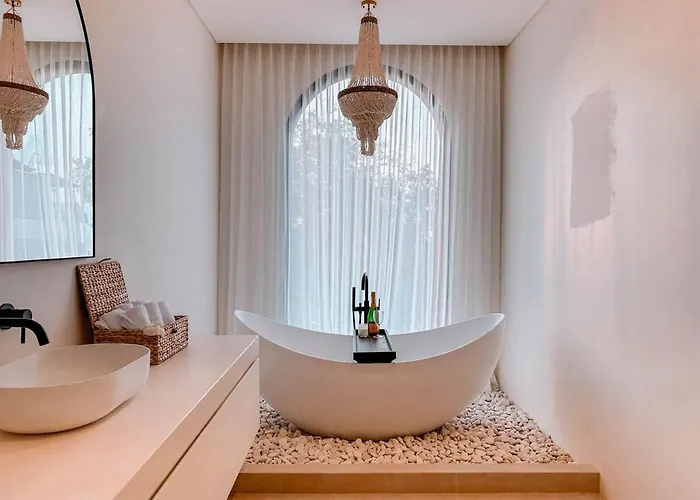 Casa Jomo 5 Bedroom Luxury Seaview With Kids Playroom, Bingin Villa Uluwatu (Bali)