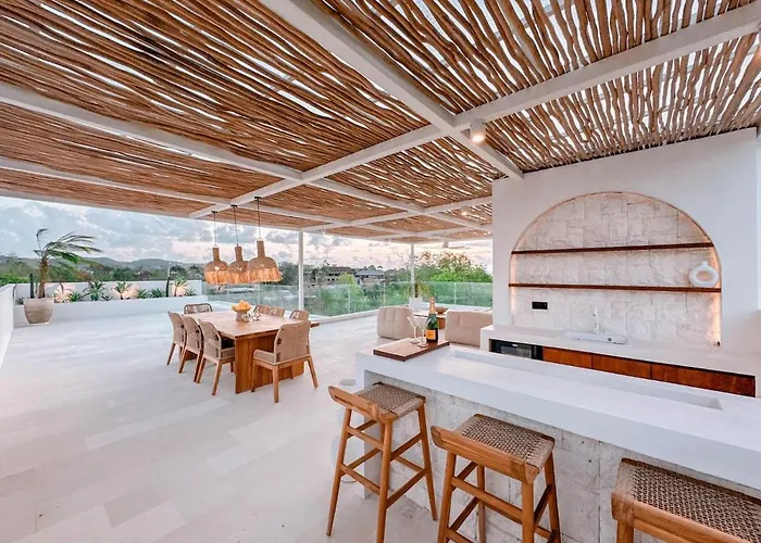 Casa Jomo 5 Bedroom Luxury Seaview With Kids Playroom, Bingin *
